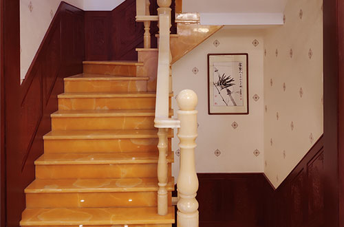 伽师中式别墅室内汉白玉石楼梯的定制安装装饰效果